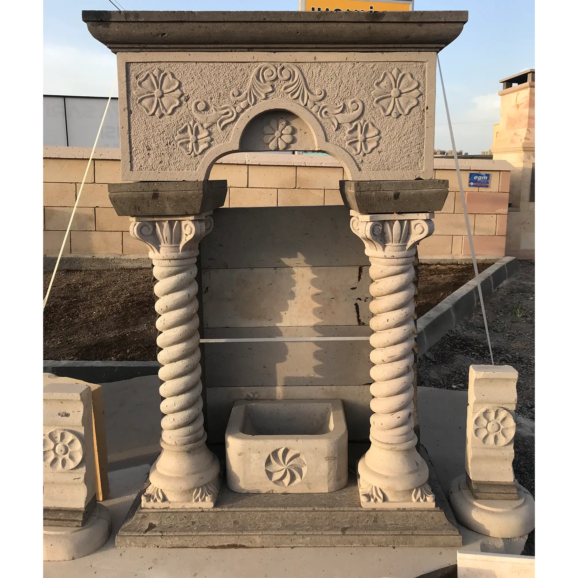 Siyah-Gri Andezit Cnc İşlemeli Dairesel sütun Çeşme 2